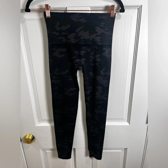 Spanx camo look at me now leggings size medium in excellent like new condition - Picture 2 of 4